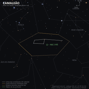 Carta estelar do Camaleão como aparece do Brasil, olhando para o sul: um losango fraco de estrelas de 4ª magnitude, quase sem rótulos porque nenhuma delas tem nome próprio, e a nebulosa planetária NGC 3195 marcada em verde perto do centro