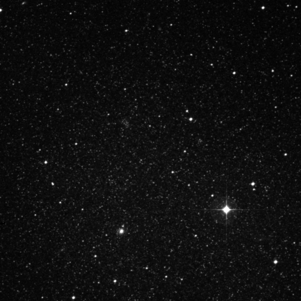 Imagem de referência (DSS2) de ESO356-004 — Fornax Dwarf Spheroidal — objeto ainda não capturado no observatório