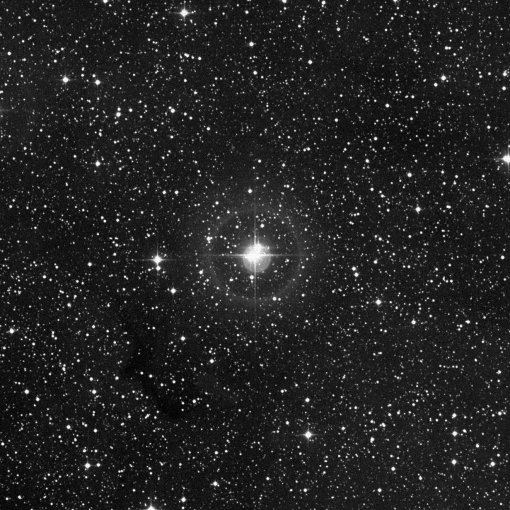 Imagem de referência (DSS2) de IC 1396 — Nebulosa da Tromba de Elefante — objeto ainda não capturado no observatório
