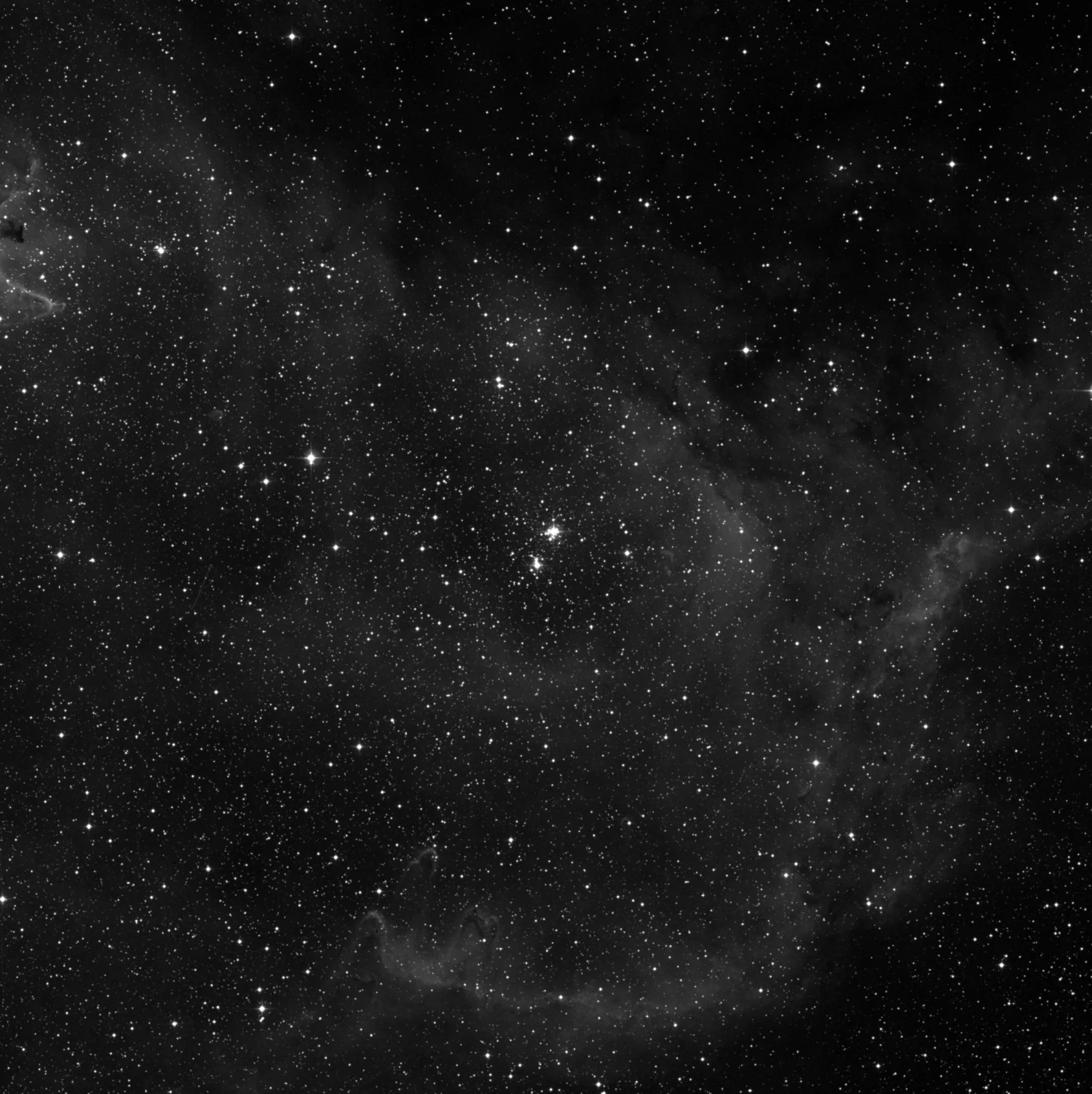 Imagem de referência (DSS2) de IC 1848 — Nebulosa da Alma — objeto ainda não capturado no observatório