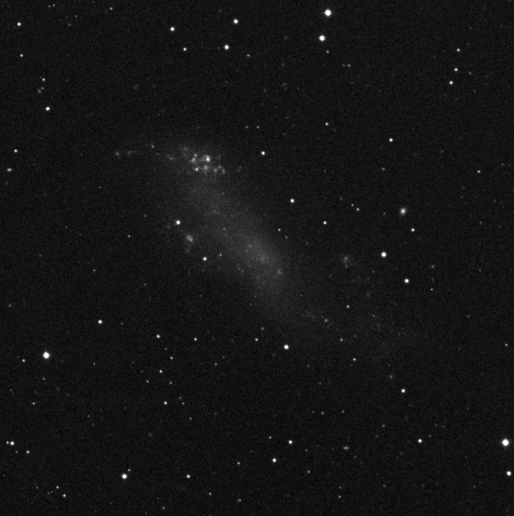 Imagem de referência (DSS2) de IC 2574 — Coddington’s Nebula — objeto ainda não capturado no observatório