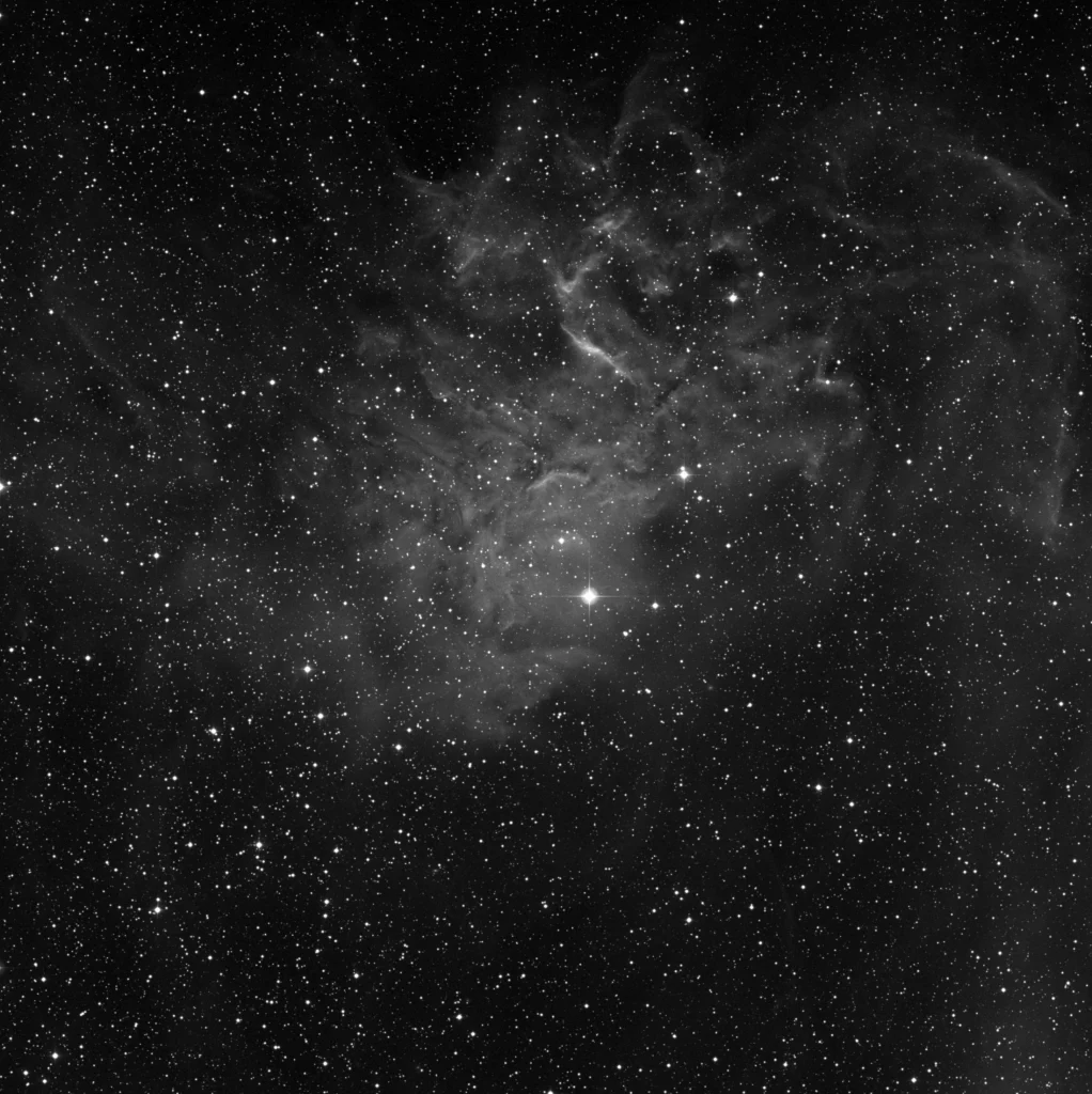 Imagem de referência (DSS2) de IC 405 — Nebulosa da Estrela Chamejante — objeto ainda não capturado no observatório