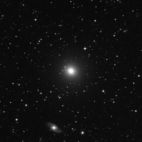 Imagem de referência (DSS2) de IC 4296 — objeto ainda não capturado no observatório