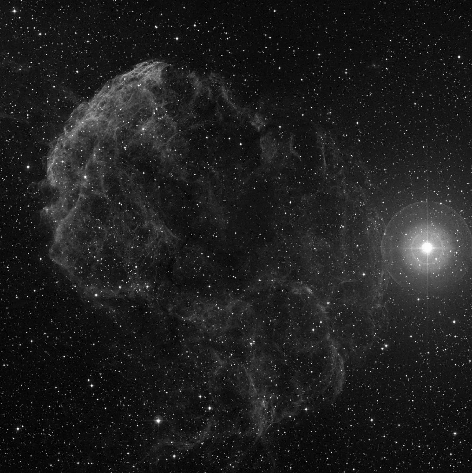 Imagem de referência (DSS2) de IC 443 — Nebulosa da Água-viva — objeto ainda não capturado no observatório