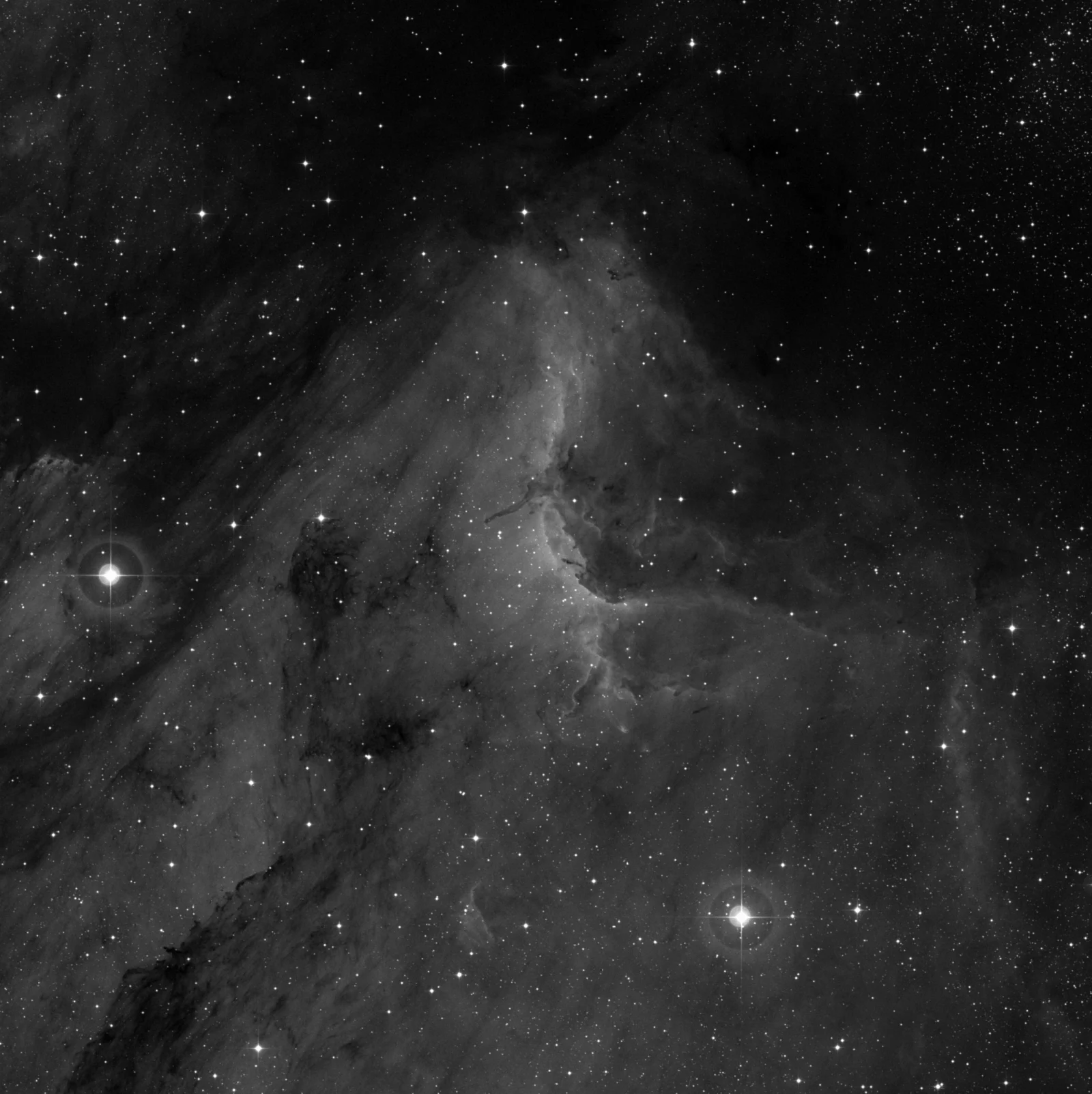 Imagem de referência (DSS2) de IC 5070 — Nebulosa do Pelicano — objeto ainda não capturado no observatório