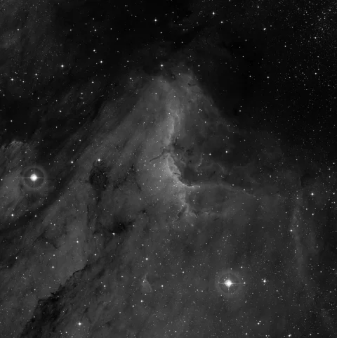 Imagem de referência (DSS2) de IC 5070 — Nebulosa do Pelicano — objeto ainda não capturado no observatório