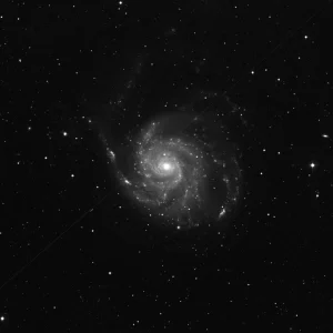 Imagem de referência (DSS2) de M101 — Galáxia do Cata-vento — objeto ainda não capturado no observatório