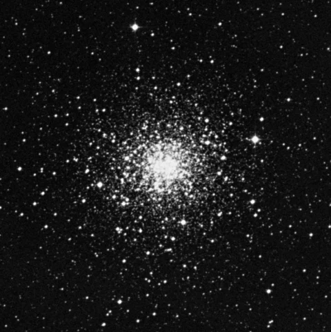 Imagem de referência (DSS2) de M107 — objeto ainda não capturado no observatório