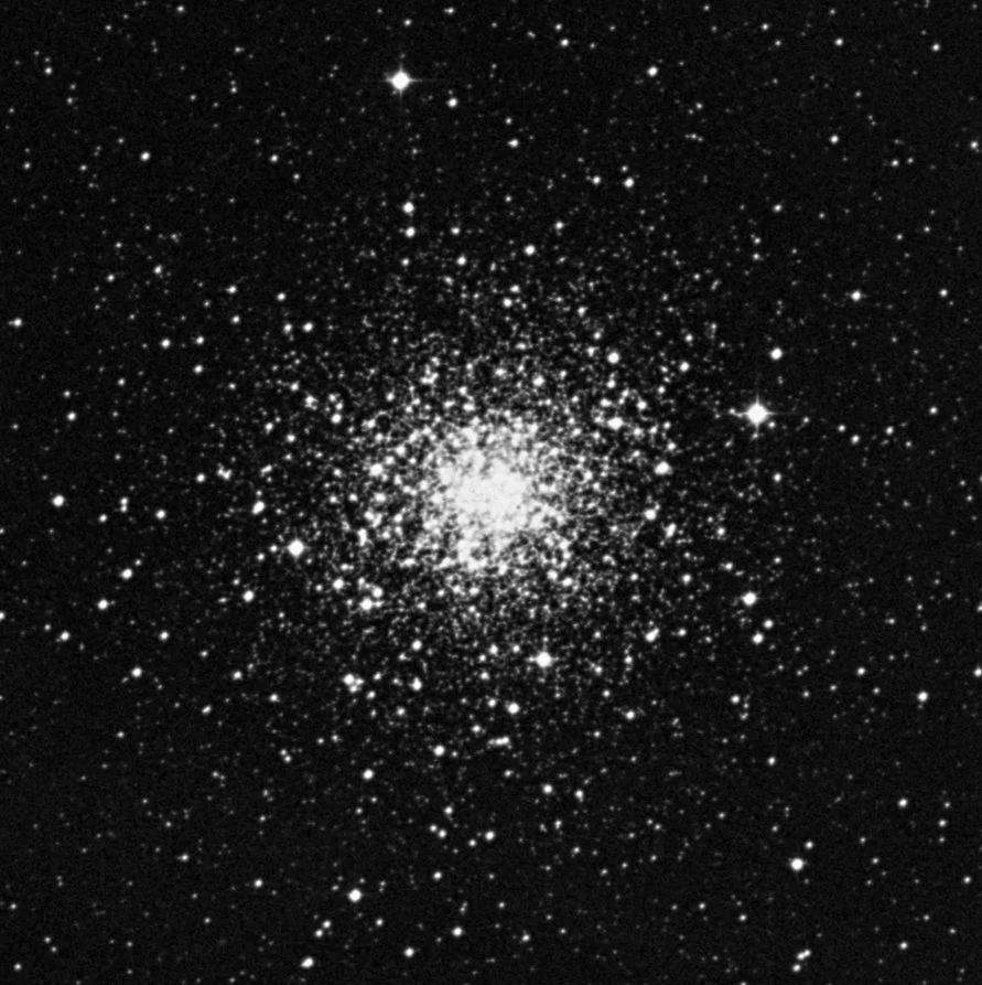 Imagem de referência (DSS2) de M107 — objeto ainda não capturado no observatório