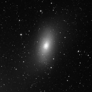 Imagem de referência (DSS2) de M110 — Galáxia satélite de Andrômeda — objeto ainda não capturado no observatório