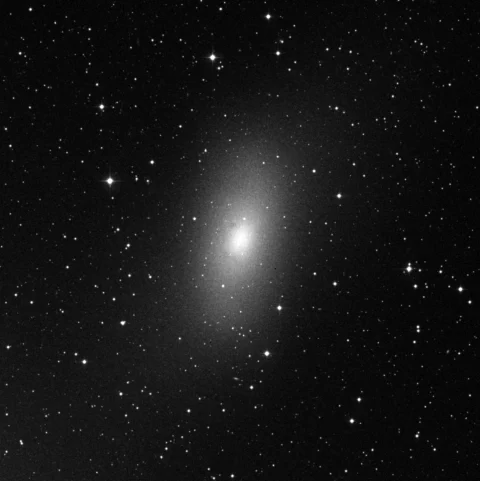 Imagem de referência (DSS2) de M110 — Galáxia satélite de Andrômeda — objeto ainda não capturado no observatório