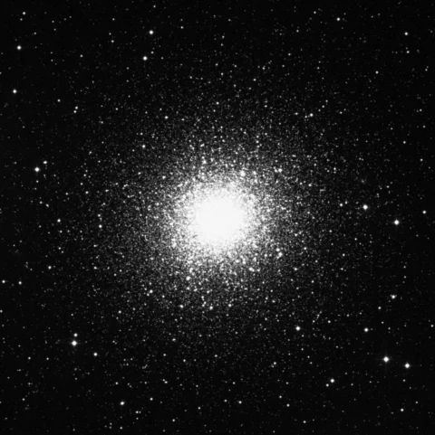 Imagem de referência (DSS2) de M13 — Grande Aglomerado de Hércules — objeto ainda não capturado no observatório