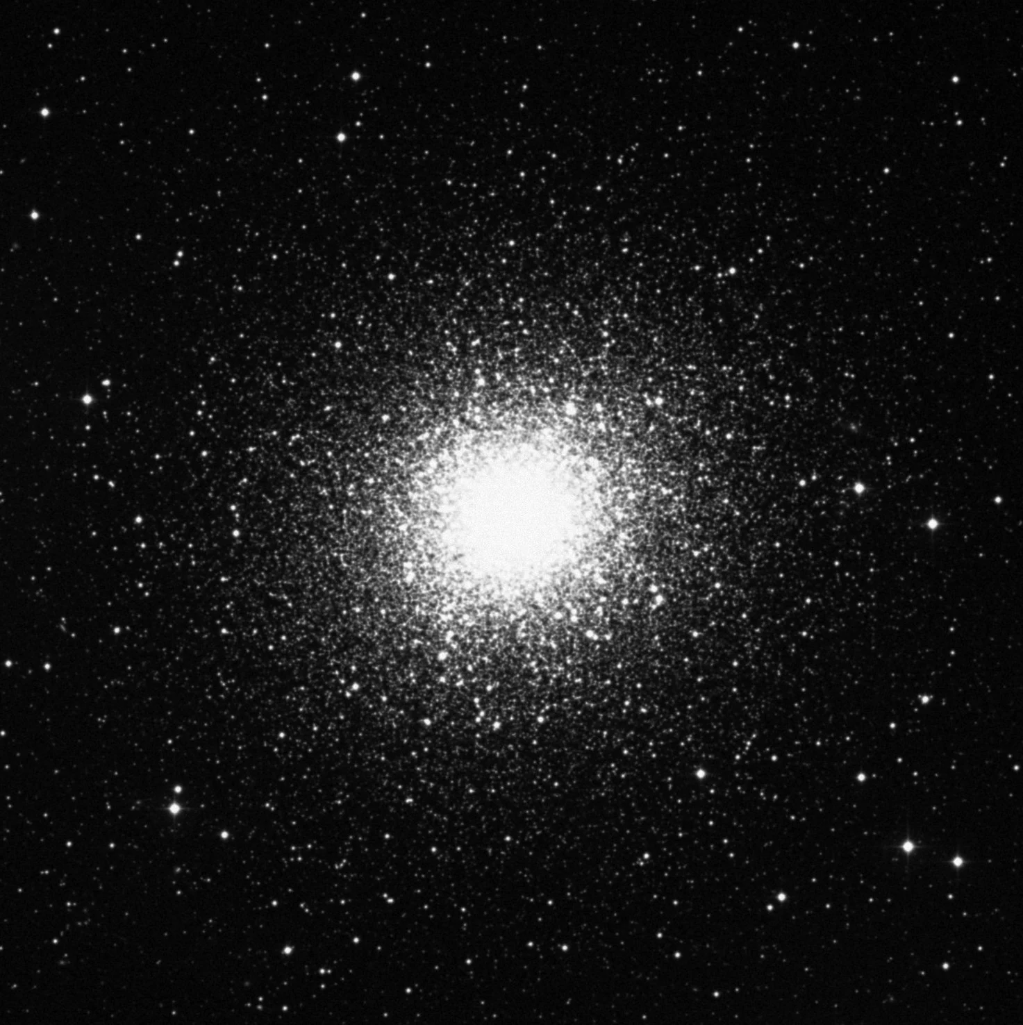 Imagem de referência (DSS2) de M13 — Grande Aglomerado de Hércules — objeto ainda não capturado no observatório