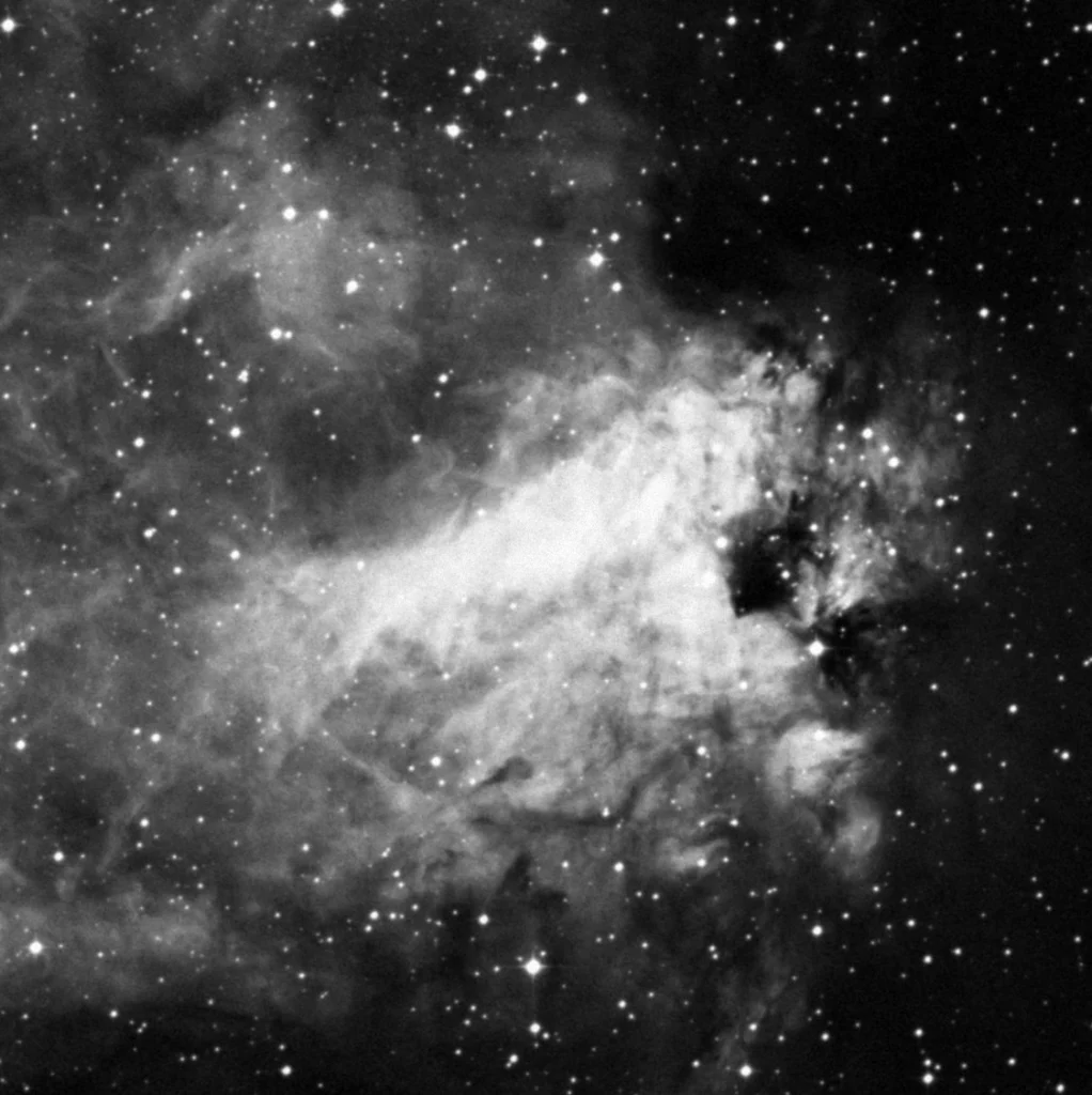 Imagem de referência (DSS2) de M17 — Nebulosa Ômega — objeto ainda não capturado no observatório