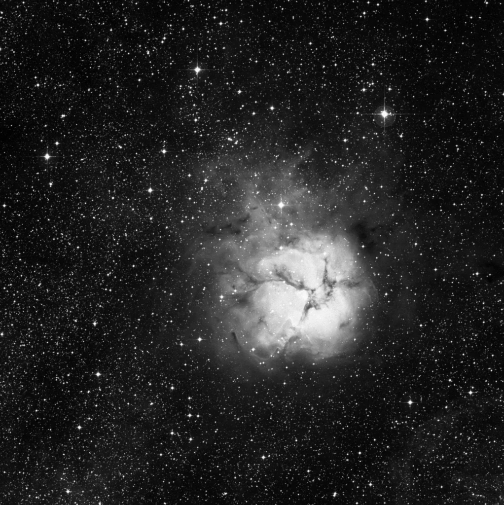 Imagem de referência (DSS2) de M20 — Nebulosa Trífida — objeto ainda não capturado no observatório