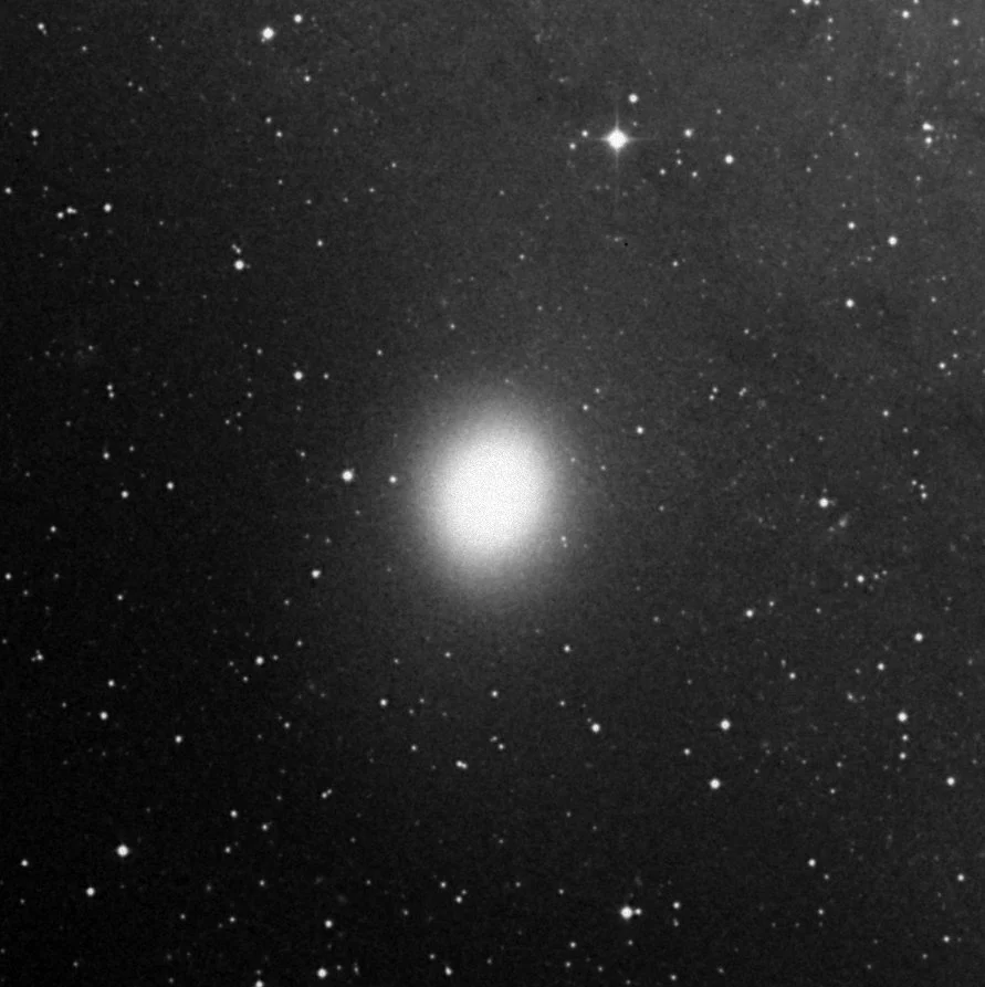 Imagem de referência (DSS2) de M32 — Galáxia satélite de Andrômeda — objeto ainda não capturado no observatório
