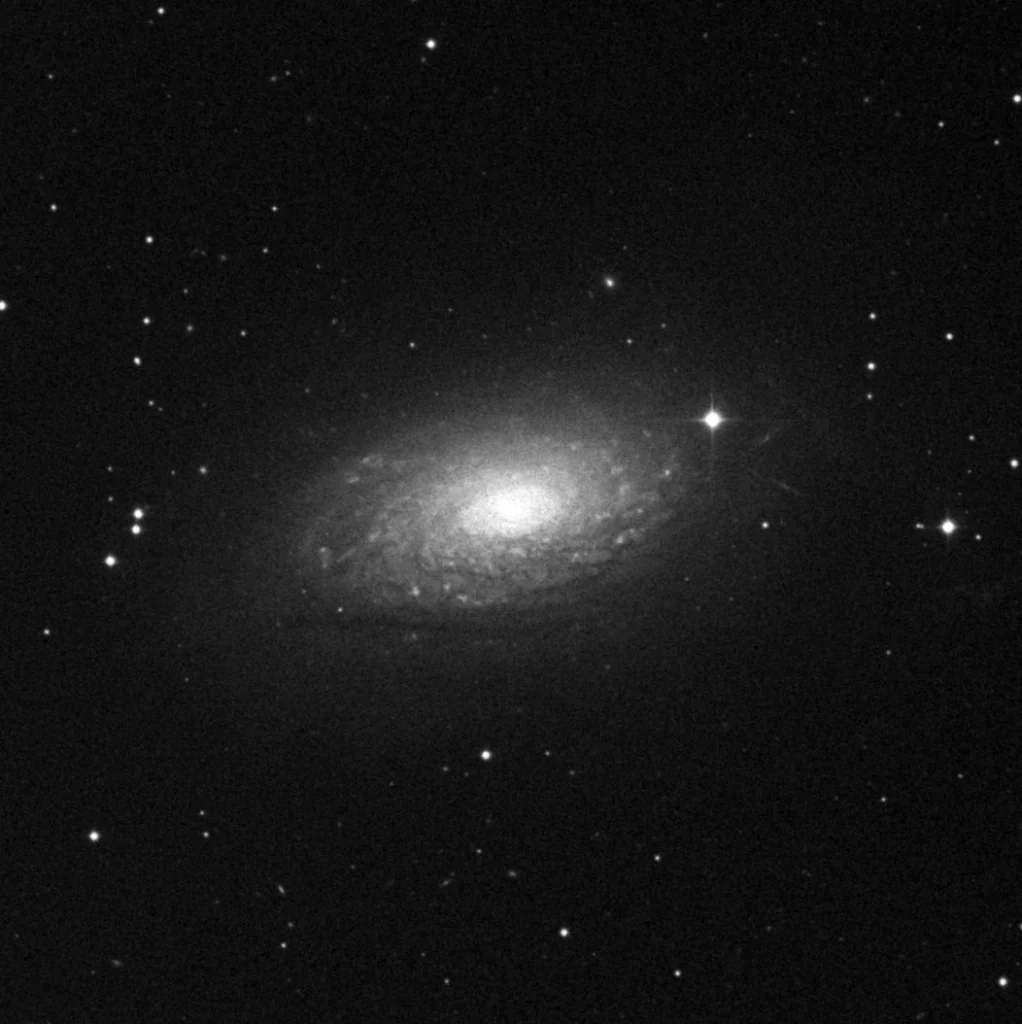 Imagem de referência (DSS2) de M63 — Galáxia do Girassol — objeto ainda não capturado no observatório