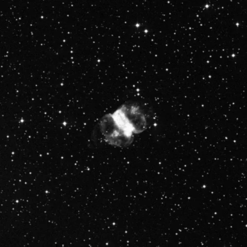 Imagem de referência (DSS2) de M76 — Barbell Nebula — objeto ainda não capturado no observatório