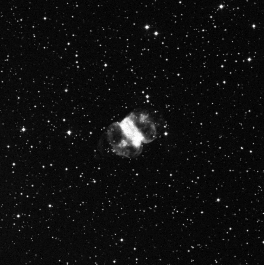 Imagem de referência (DSS2) de M76 — Barbell Nebula — objeto ainda não capturado no observatório