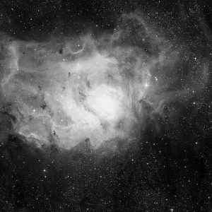 Imagem de referência (DSS2) de M8 — Nebulosa da Lagoa — objeto ainda não capturado no observatório