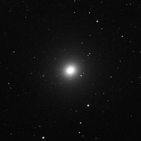 Imagem de referência (DSS2) de M84 — objeto ainda não capturado no observatório
