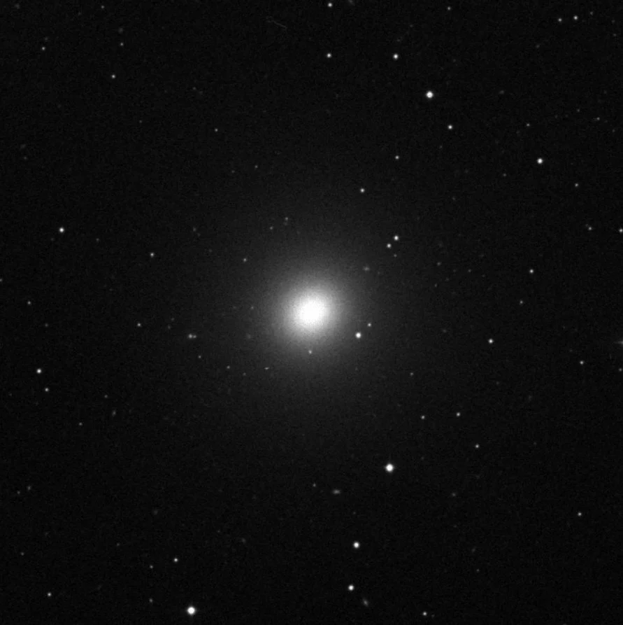 Imagem de referência (DSS2) de M84 — objeto ainda não capturado no observatório