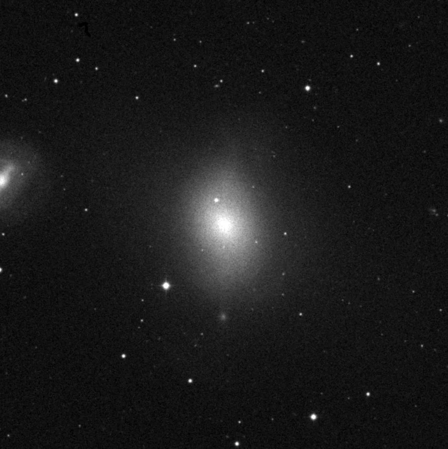 Imagem de referência (DSS2) de M85 — objeto ainda não capturado no observatório