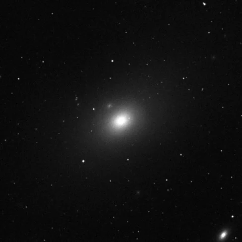 Imagem de referência (DSS2) de M86 — objeto ainda não capturado no observatório