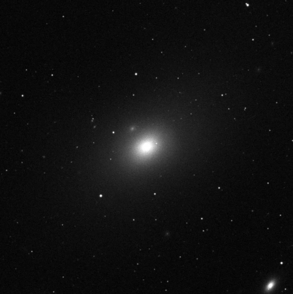 Imagem de referência (DSS2) de M86 — objeto ainda não capturado no observatório