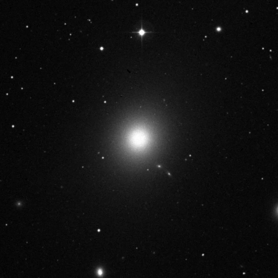 Imagem de referência (DSS2) de M87 — Virgo A — objeto ainda não capturado no observatório