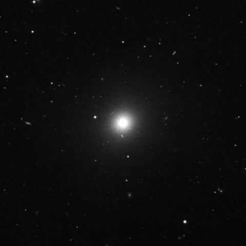 Imagem de referência (DSS2) de M89 — objeto ainda não capturado no observatório