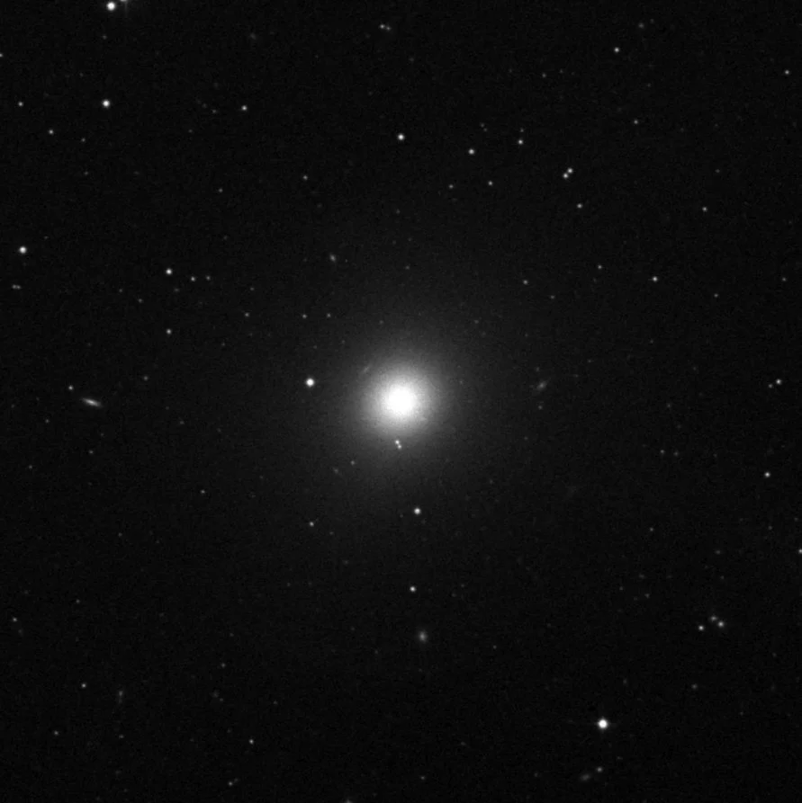 Imagem de referência (DSS2) de M89 — objeto ainda não capturado no observatório