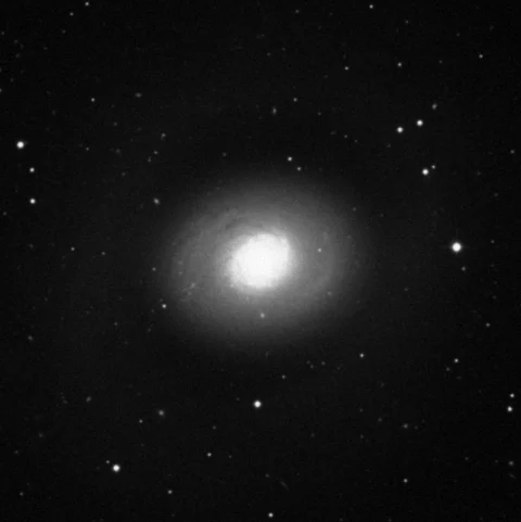 Imagem de referência (DSS2) de M94 — objeto ainda não capturado no observatório