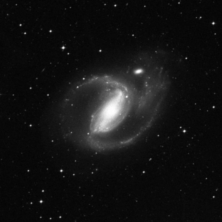 Imagem de referência (DSS2) de NGC 1097 — objeto ainda não capturado no observatório