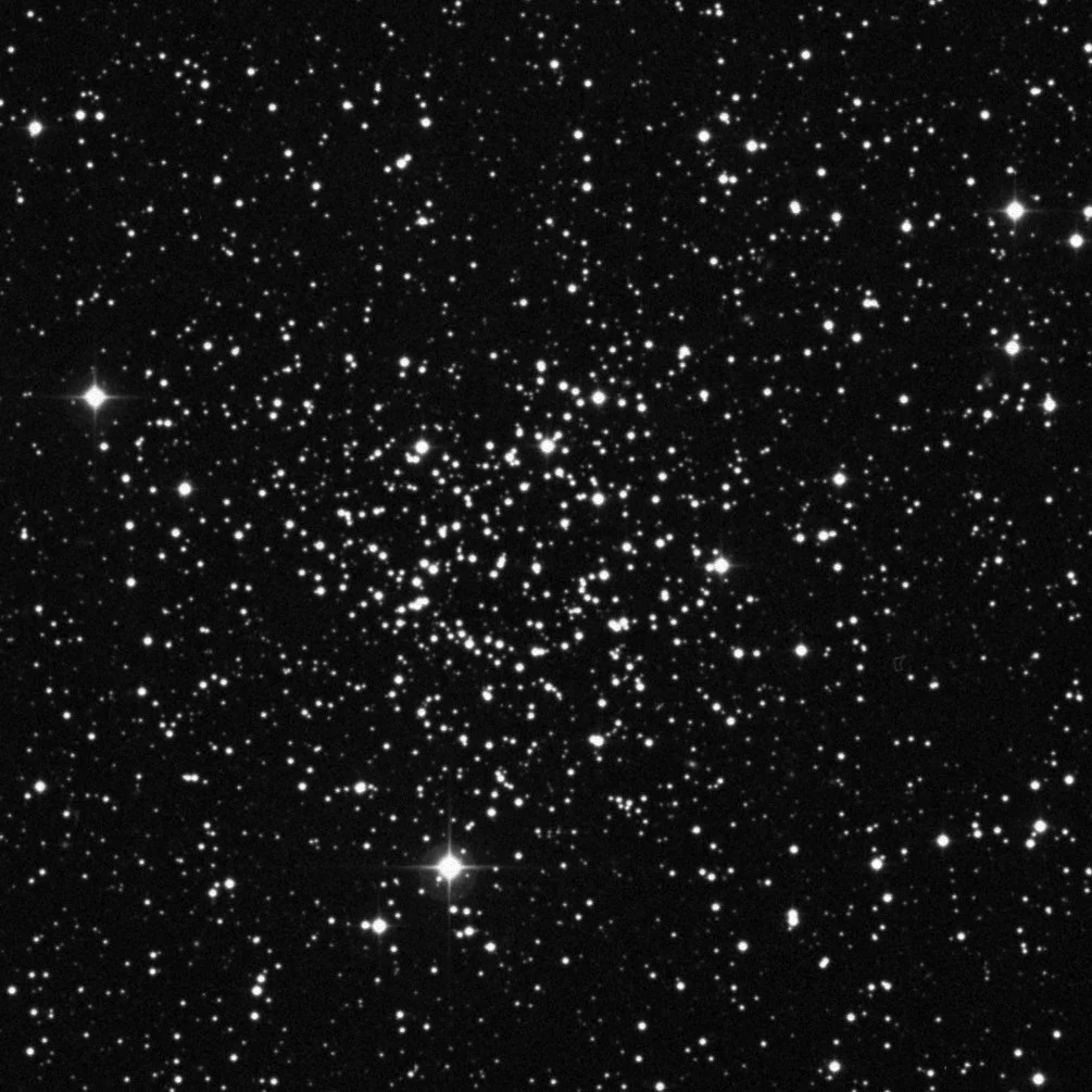 Imagem de referência (DSS2) de NGC 1245 — objeto ainda não capturado no observatório
