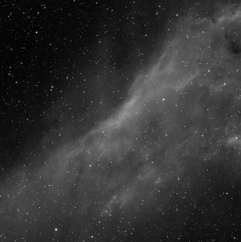 Imagem de referência (DSS2) de NGC 1499 — Nebulosa da Califórnia — objeto ainda não capturado no observatório