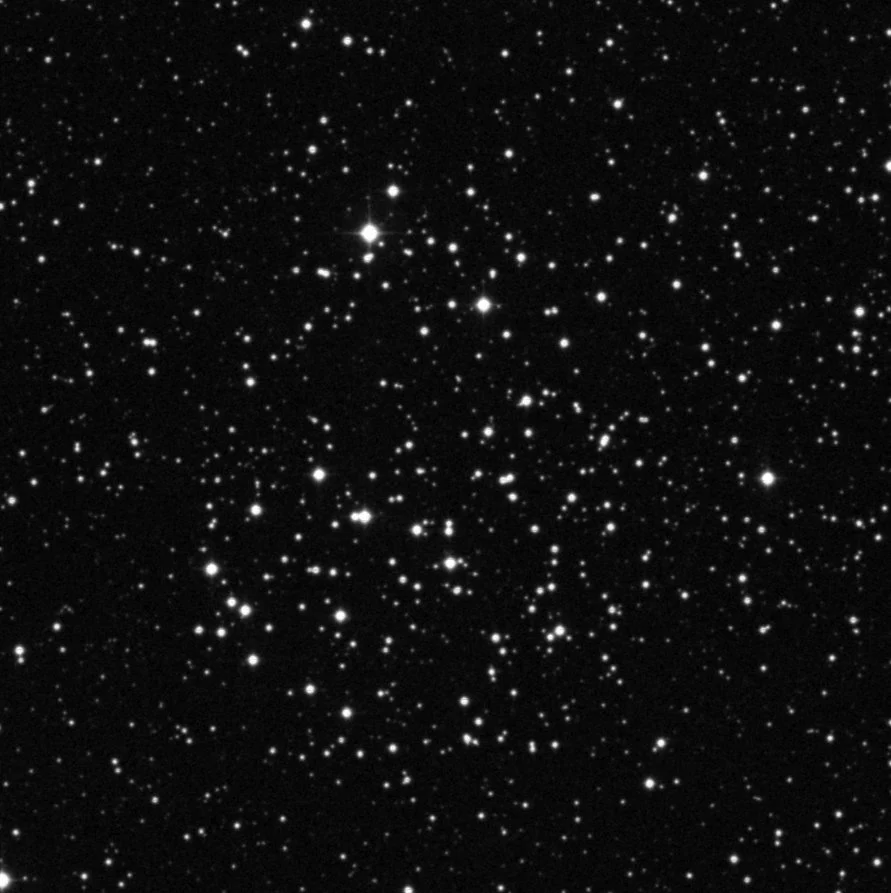 Imagem de referência (DSS2) de NGC 1513 — objeto ainda não capturado no observatório