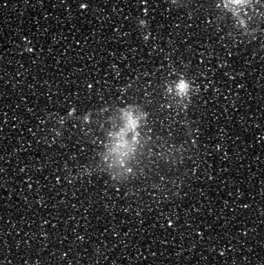 Imagem de referência (DSS2) de NGC 1858 — objeto ainda não capturado no observatório