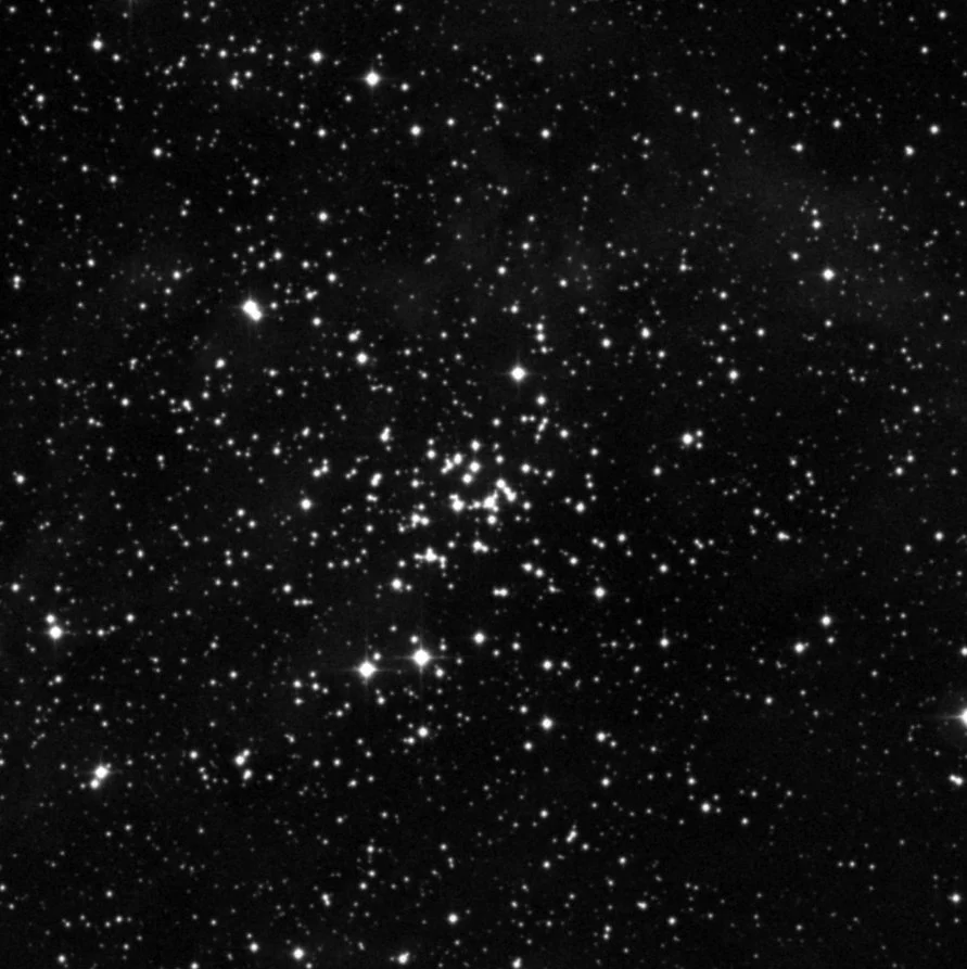 Imagem de referência (DSS2) de NGC 1907 — objeto ainda não capturado no observatório