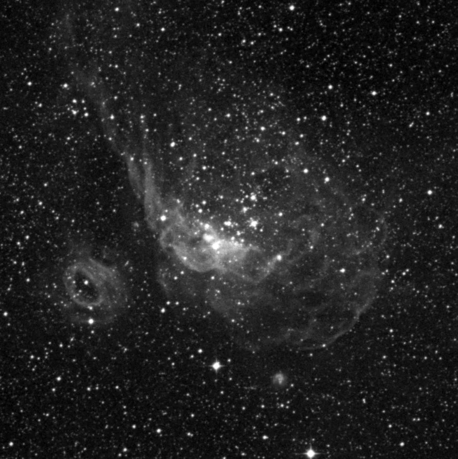 Imagem de referência (DSS2) de NGC 2014 — objeto ainda não capturado no observatório