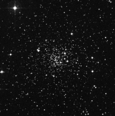 Imagem de referência (DSS2) de NGC 2243 — objeto ainda não capturado no observatório