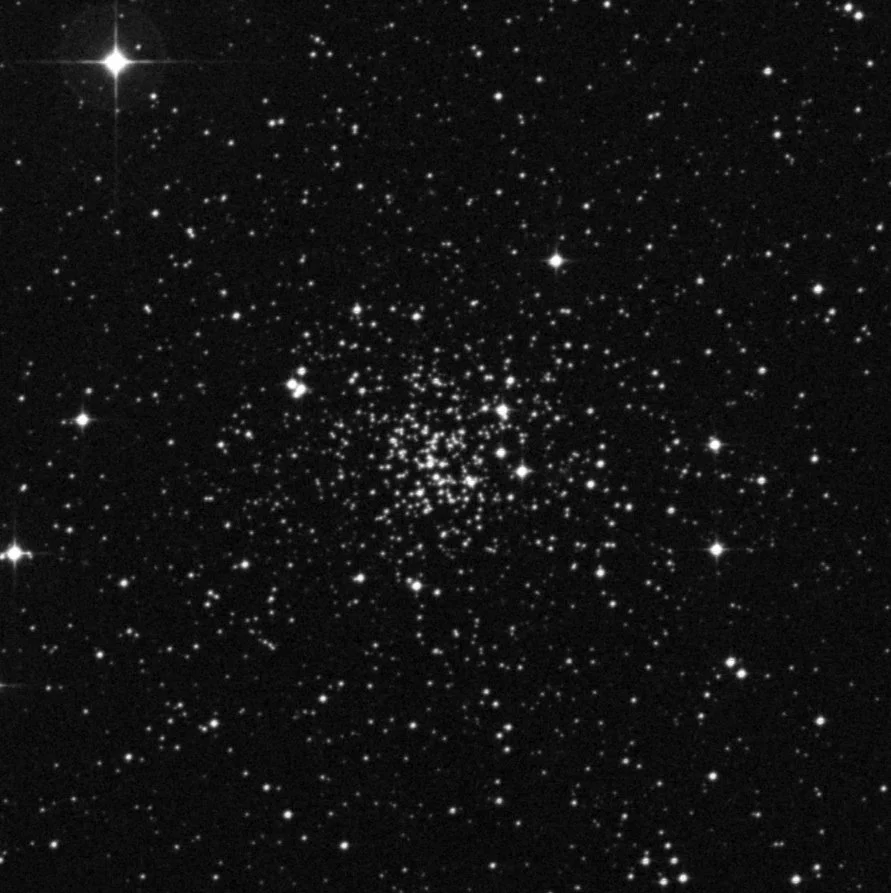 Imagem de referência (DSS2) de NGC 2243 — objeto ainda não capturado no observatório