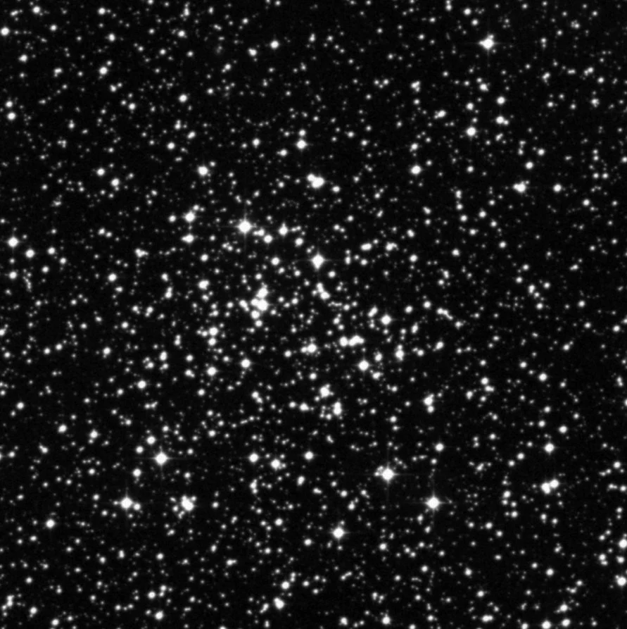 Imagem de referência (DSS2) de NGC 2421 — objeto ainda não capturado no observatório