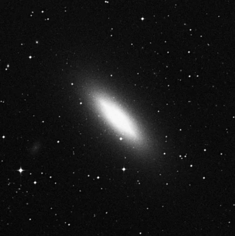 Imagem de referência (DSS2) de NGC 3115 — Spindle Galaxy — objeto ainda não capturado no observatório