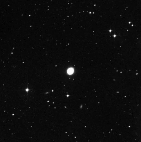 Imagem de referência (DSS2) de NGC 3242 — Fantasma de Júpiter — objeto ainda não capturado no observatório