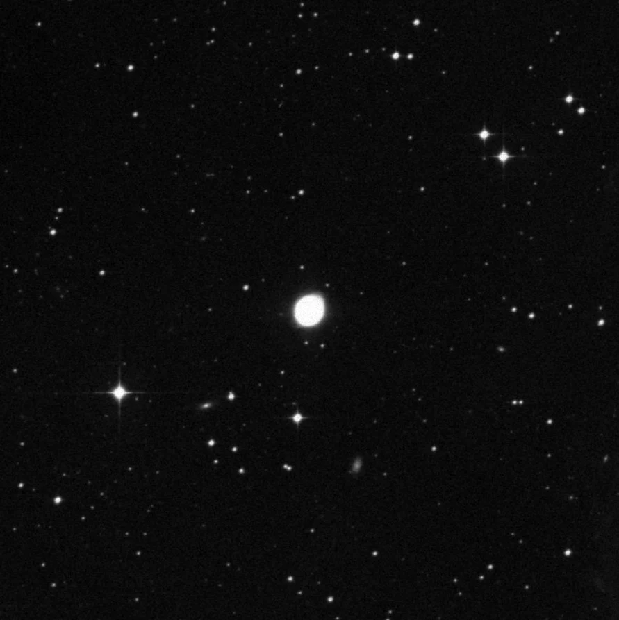 Imagem de referência (DSS2) de NGC 3242 — Fantasma de Júpiter — objeto ainda não capturado no observatório