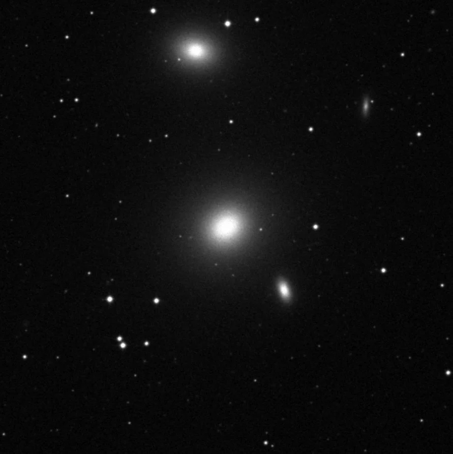 Imagem de referência (DSS2) de NGC 3607 — objeto ainda não capturado no observatório