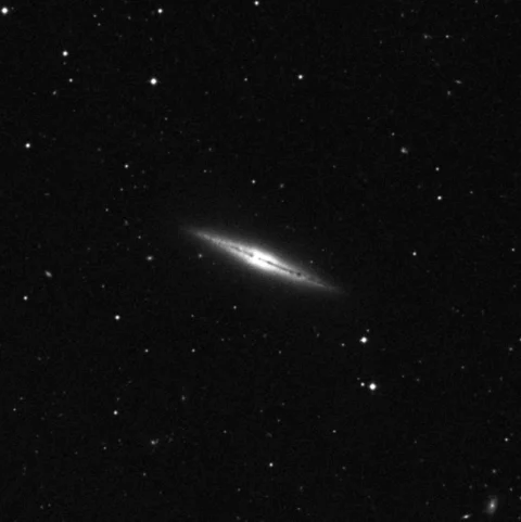 Imagem de referência (DSS2) de NGC 4013 — objeto ainda não capturado no observatório