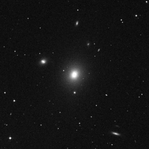 Imagem de referência (DSS2) de NGC 4261 — objeto ainda não capturado no observatório