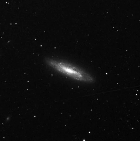 Imagem de referência (DSS2) de NGC 4527 — objeto ainda não capturado no observatório